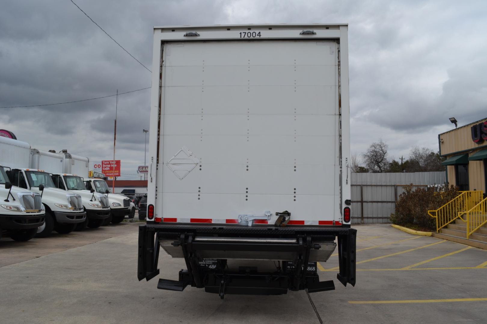 2018 WHITE /GRAY INTERNATIONAL 4400 with an CUMMINS L9 8.9L 300HP engine, ALLISON 3000HS AUTOMATIC transmission, located at 9172 North Fwy, Houston, TX, 77037, (713) 910-6868, 29.887470, -95.411903 - 33,000LB GVWR CDL REQUIRED, 28FT BOX, 13FT CLEARANCE, HEIGHT 103" X WIDTH 102", 3,500LB ALUMINUM LIFT GATE, E TRACKS, ALUMINUM WHEELS, DUAL 40 GALLON FUEL TANKS , COLD A/C - Photo#5